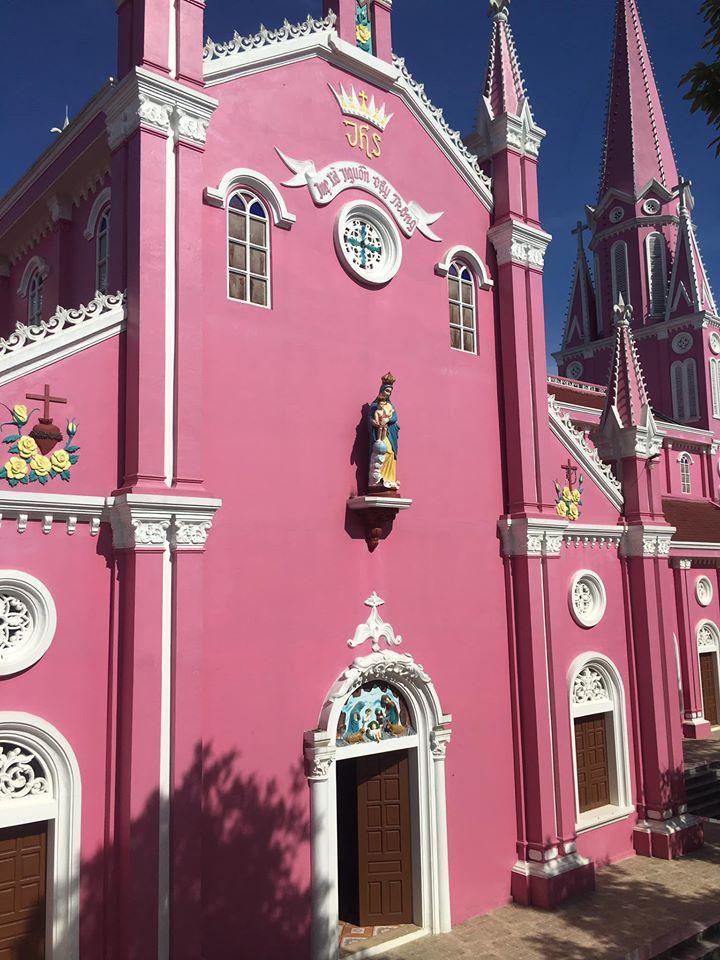 Nhà thờ màu tím, hồng nổi bật giữa nền trời ở Nghệ An Ảnh 9
