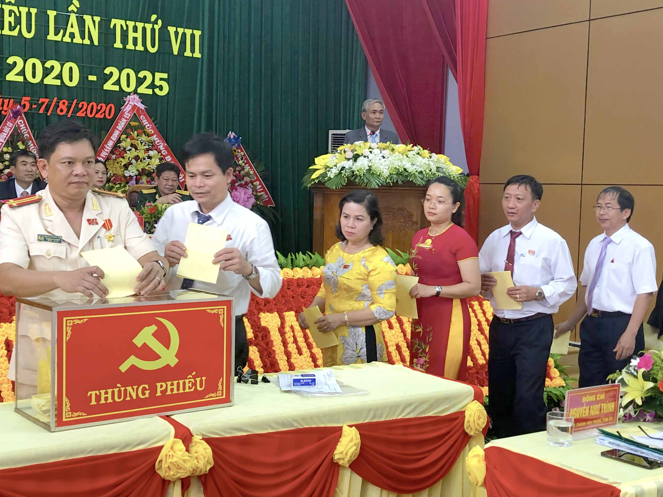 Các đại biểu bỏ phiếu bầu Ban Chấp hành Đảng bộ huyện Đức Cơ nhiệm kỳ 2020-2025. Ảnh: Hoàng Nam 