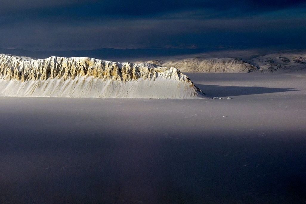 Tầng địa chất Eureka Sound trên đảo Ellesmere ở Bắc Cực thuộc Canada được nhìn thấy trong một bức ảnh khảo sát của NASA chụp ngày 25-3-2014. Ảnh: Reuters/NASA. 
