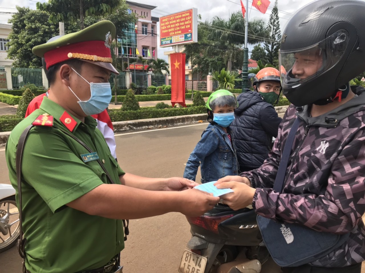  Các chiến sĩ công an tại điểm thi Trường THPT Nguyễn Bỉnh Khiêm (huyện Chư Sê) phát khẩu trang cho phụ huynh. Ảnh: Ngọc Sang