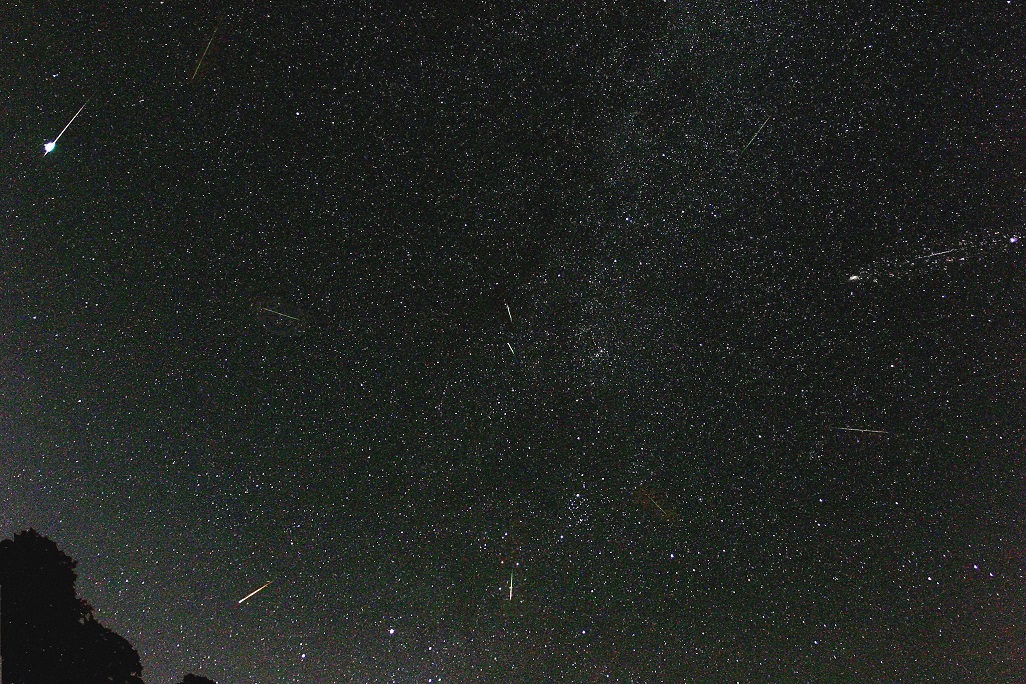 Một bức ảnh xếp chồng lên nhau chụp hai thiên thạch Kappa Cygnid (trên cùng bên trái) và chín thiên thạch Perseid, chụp ngày 12 và 13-8-2007. Ảnh: Aasnova.