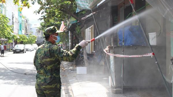 Quân khu 5 phun thuốc khử khuẩn tại quận Thanh Khê, Đà Nẵng Ảnh 4