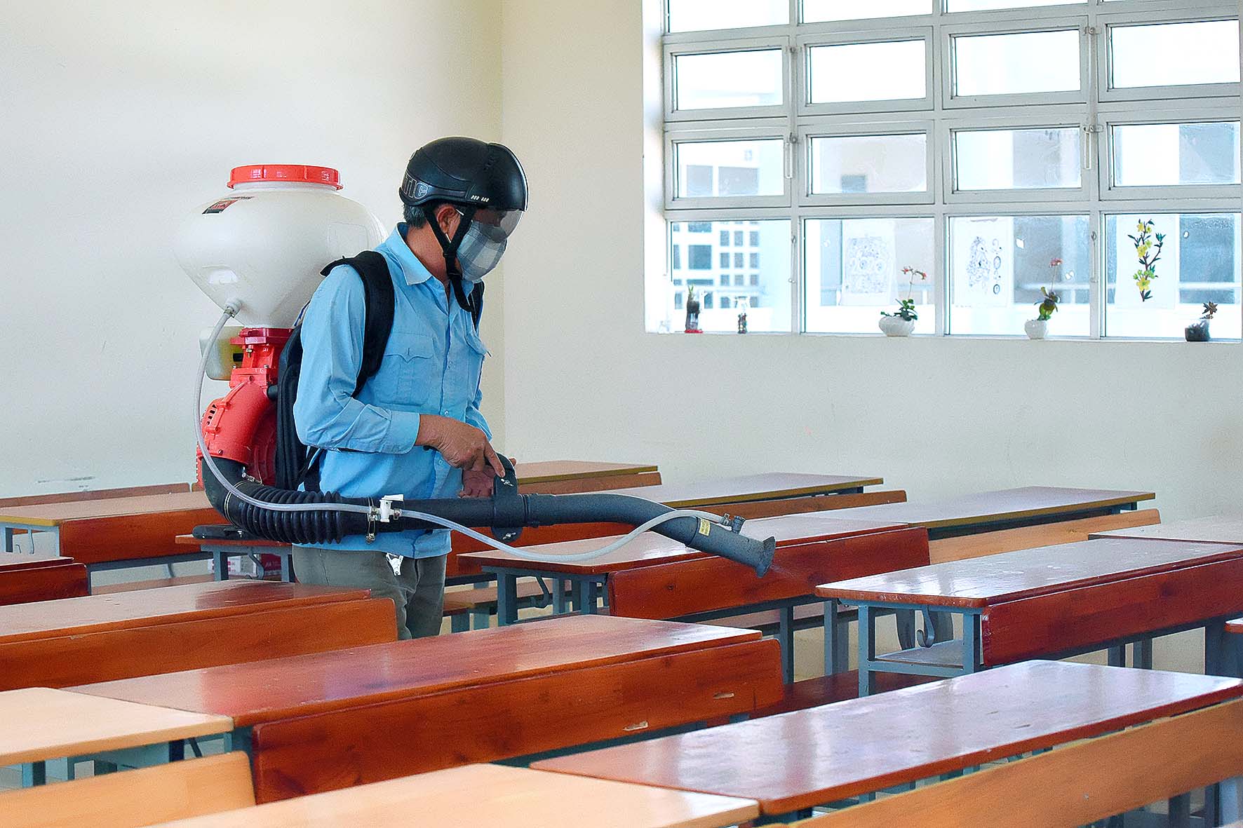 Phun hoá chất khử trùng tại Trường TH-THCS-THPT Sao Việt sẵn sàng cho ngày tựu trường. Ảnh: Đức Thụy
