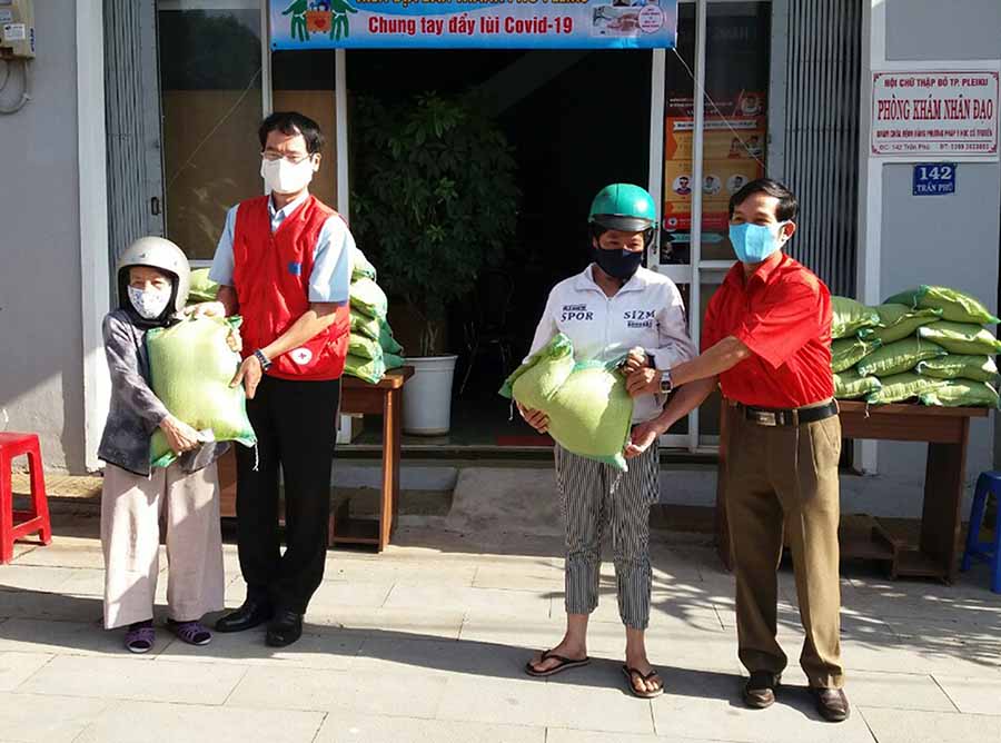 Qua kết nối với các đơn vị tài trợ, Hội Chữ thập đỏ tỉnh đã kịp thời hỗ trợ người nghèo, khó khăn trên địa bàn tỉnh. Ảnh: Như Ý