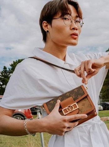 Trung Bao Le chụp ảnh cùng một chiếc túi xách hàng hiệu. Ảnh: Instagram/TrungBaoLe.