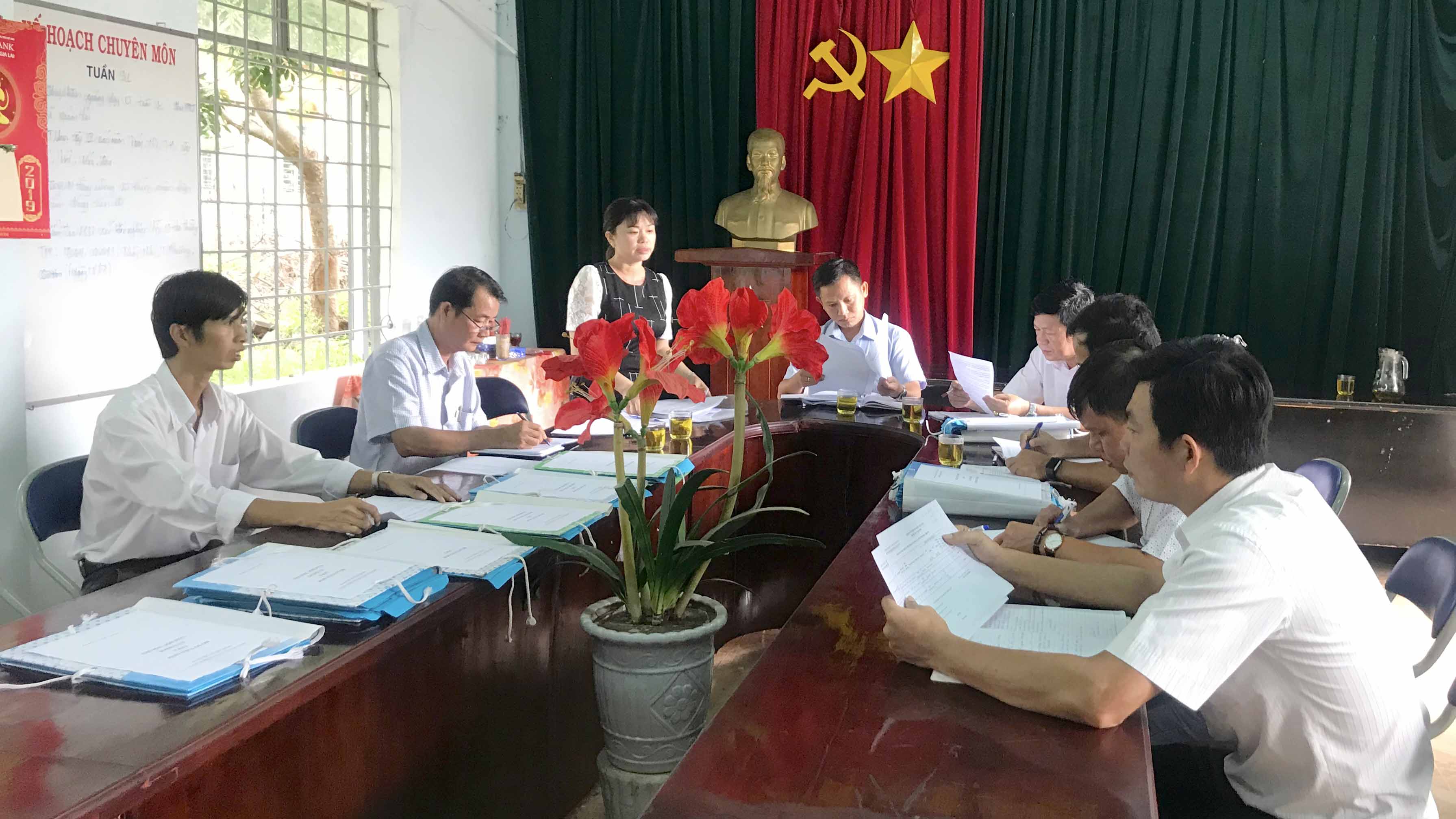 Cán bộ, giáo viên Trường THCS Dân tộc Nội trú thị xã Ayun Pa xét duyệt hồ sơ xin học của học sinh. Ảnh: Bích Hương