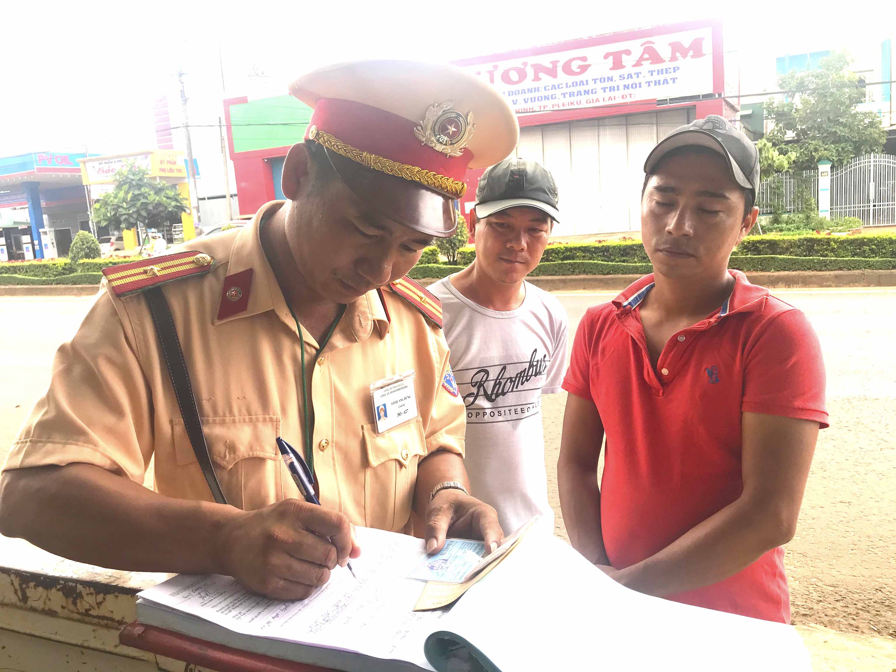 Cảnh sát Giao thông Công an TP. Pleiku lập biên bản xử lý 1 trường hợp xe khách hoạt động ở “bến cóc” dừng đỗ sai quy định.  Ảnh: Lê Văn Ngọc 