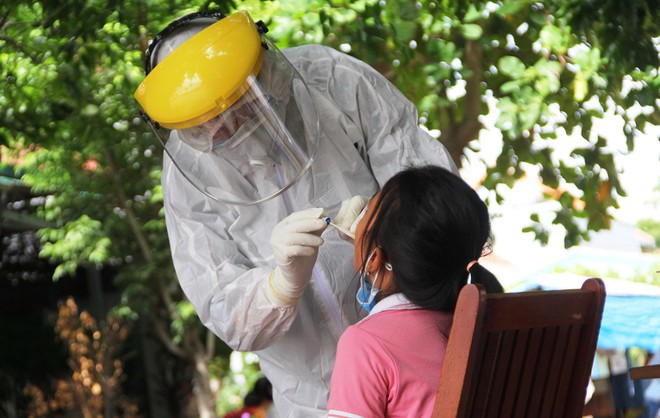 Ngành y tế Quảng Nam lấy mẫu người dân trong khu phong tỏa đưa đi xét nghiệm /// ẢNH: MẠNH CƯỜNG