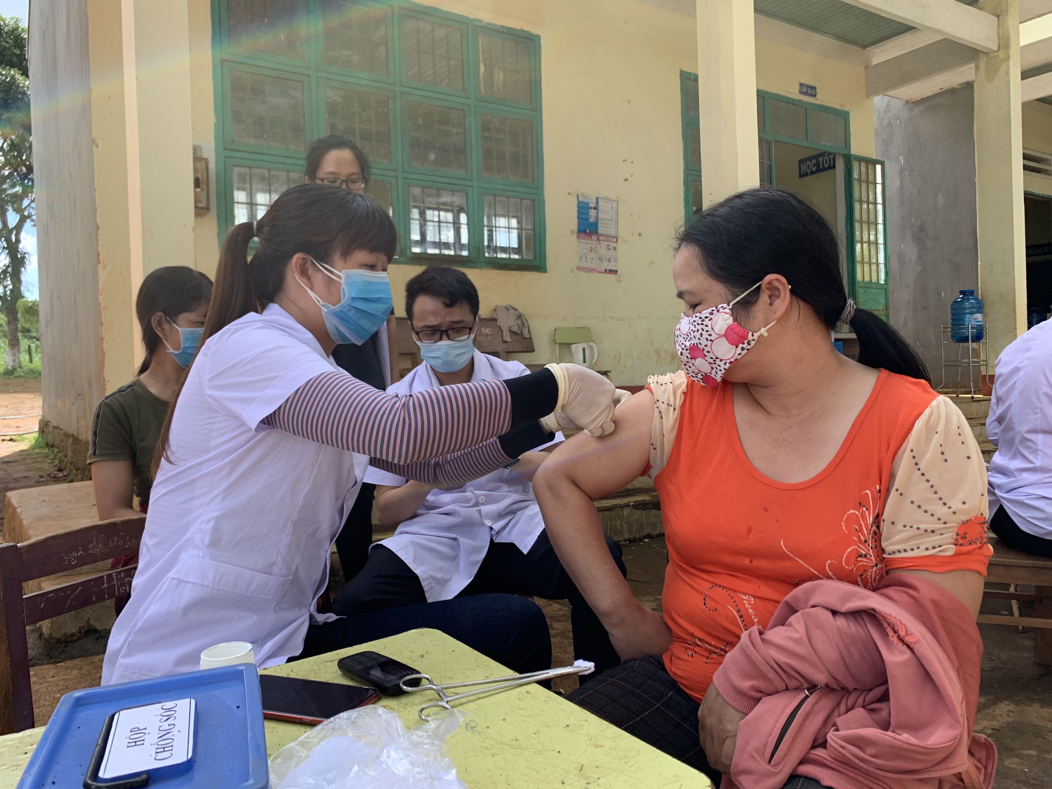 Tiêm vắc xin phòng bệnh bạch hầu cho người dân xã Hải Yang, huyện Đak Đoa. Ảnh: Như Nguyện