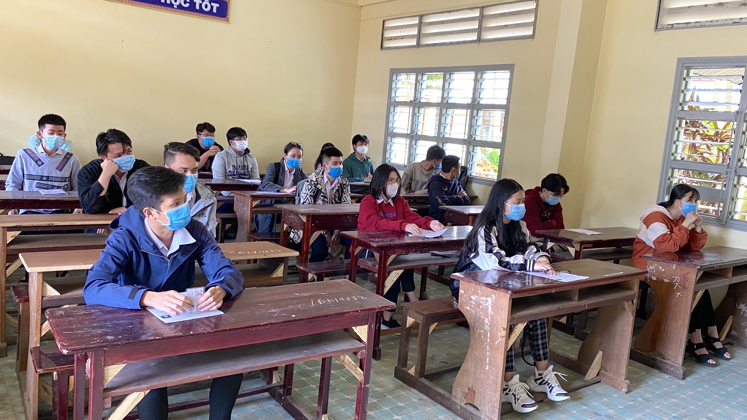 Thí sinh tham gia thi tốt nghiệp THPT năm 2020 tại điểm thi Trường THPT Pleiku. Ảnh: Hồng Thi