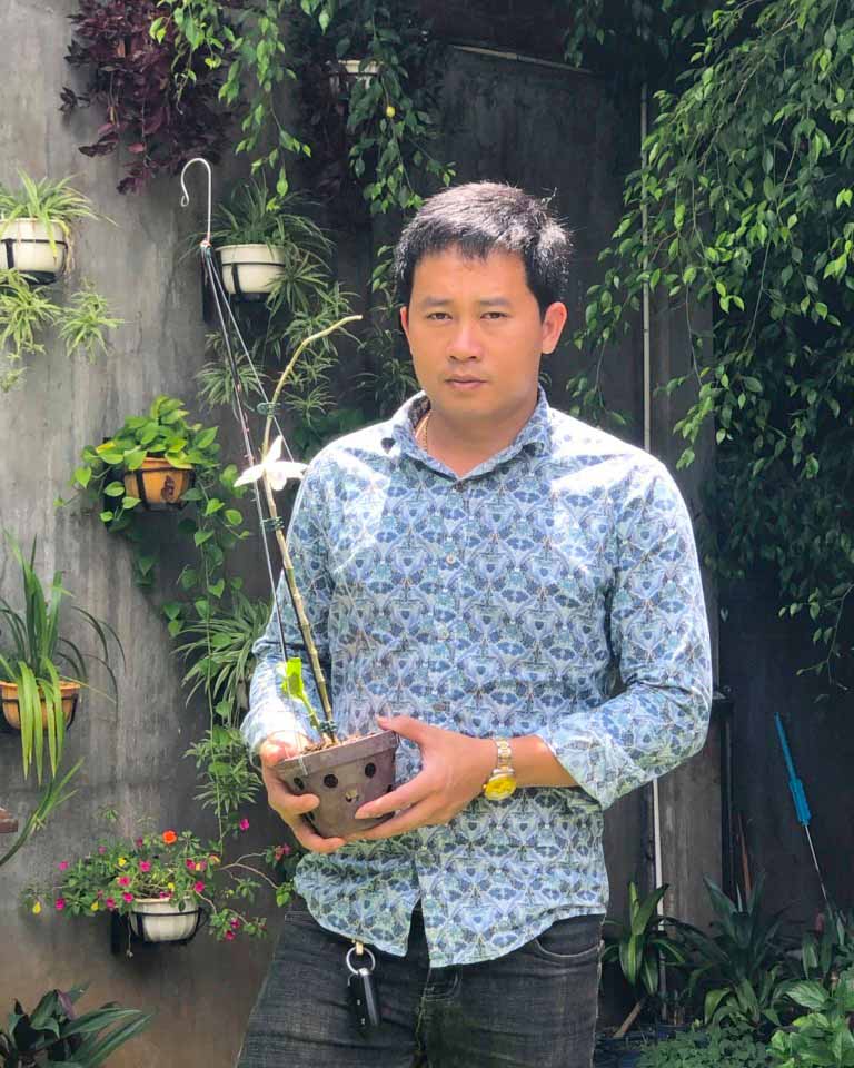 Anh Phạm Thăng Bằng cùng cây lan Da Vàng trị giá hơn 1,8 tỷ đồng. Ảnh: Thủy Bình