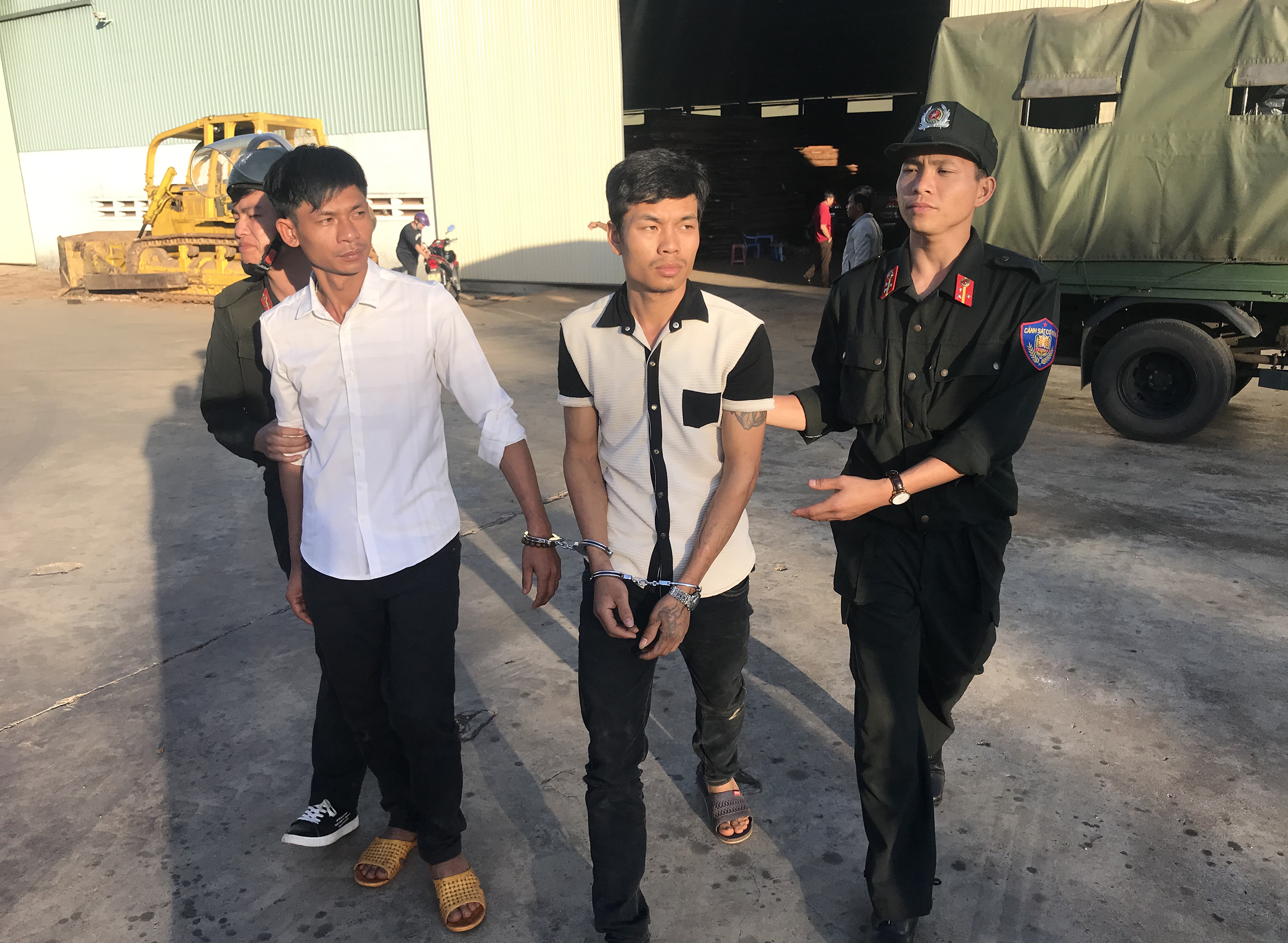 Bắt giữ các đối tượng trong đường dây buôn thuốc lá lậu. Ảnh: Lê Gia 
