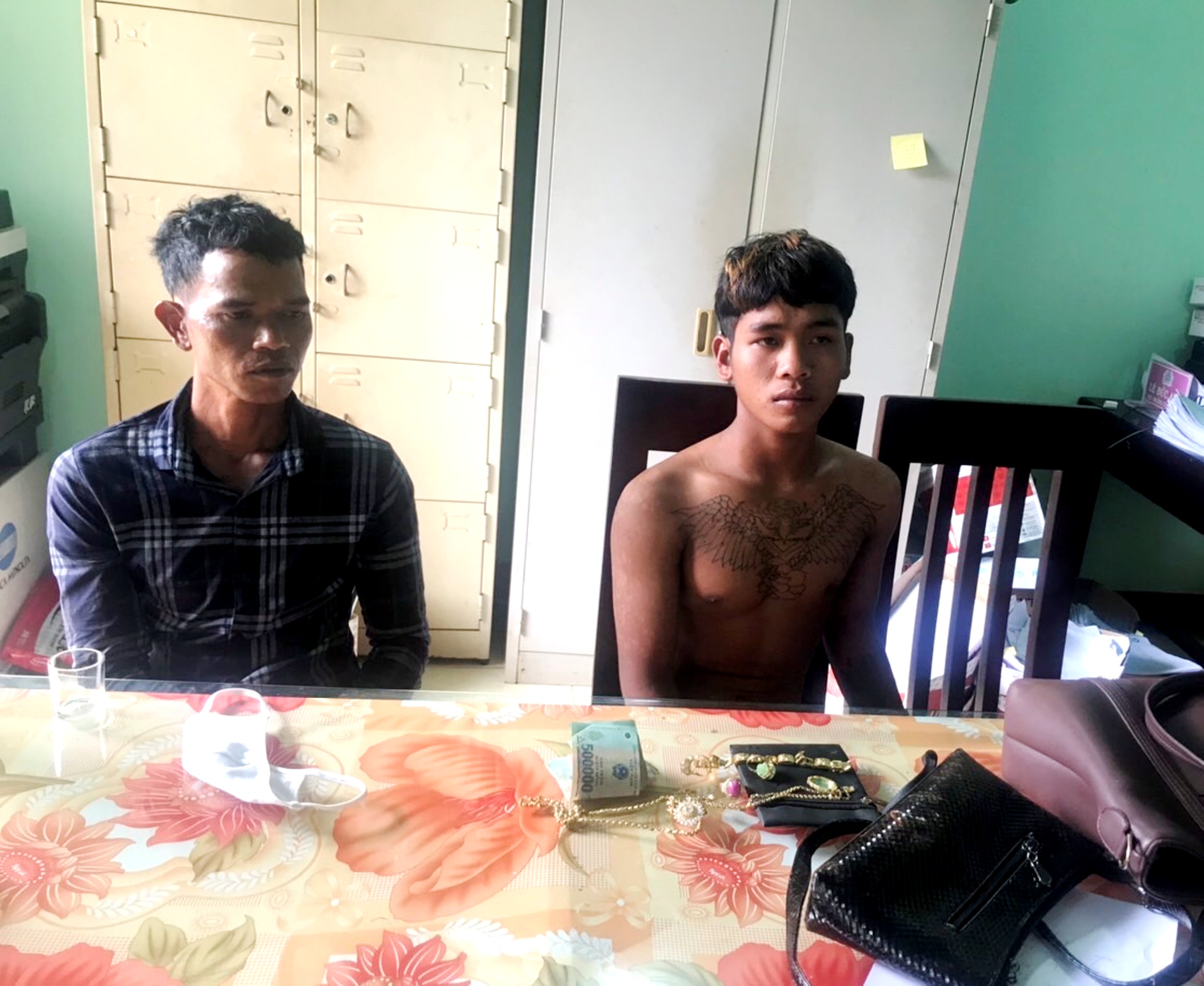 2 đối tượng cùng tang vật tại cơ quan Công an. Ảnh: Văn Ngọc