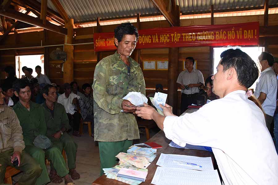 Chi trả tiền dịch vụ môi trường rừng cho người dân xã Kon Pne (huyện Kbang). Ảnh: M.N