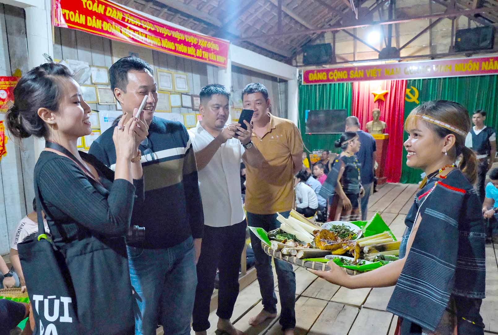 Du khách hào hứng trải nghiệm ẩm thực bản địa tại làng Mơ Hra. Ảnh: MINH CHÂU