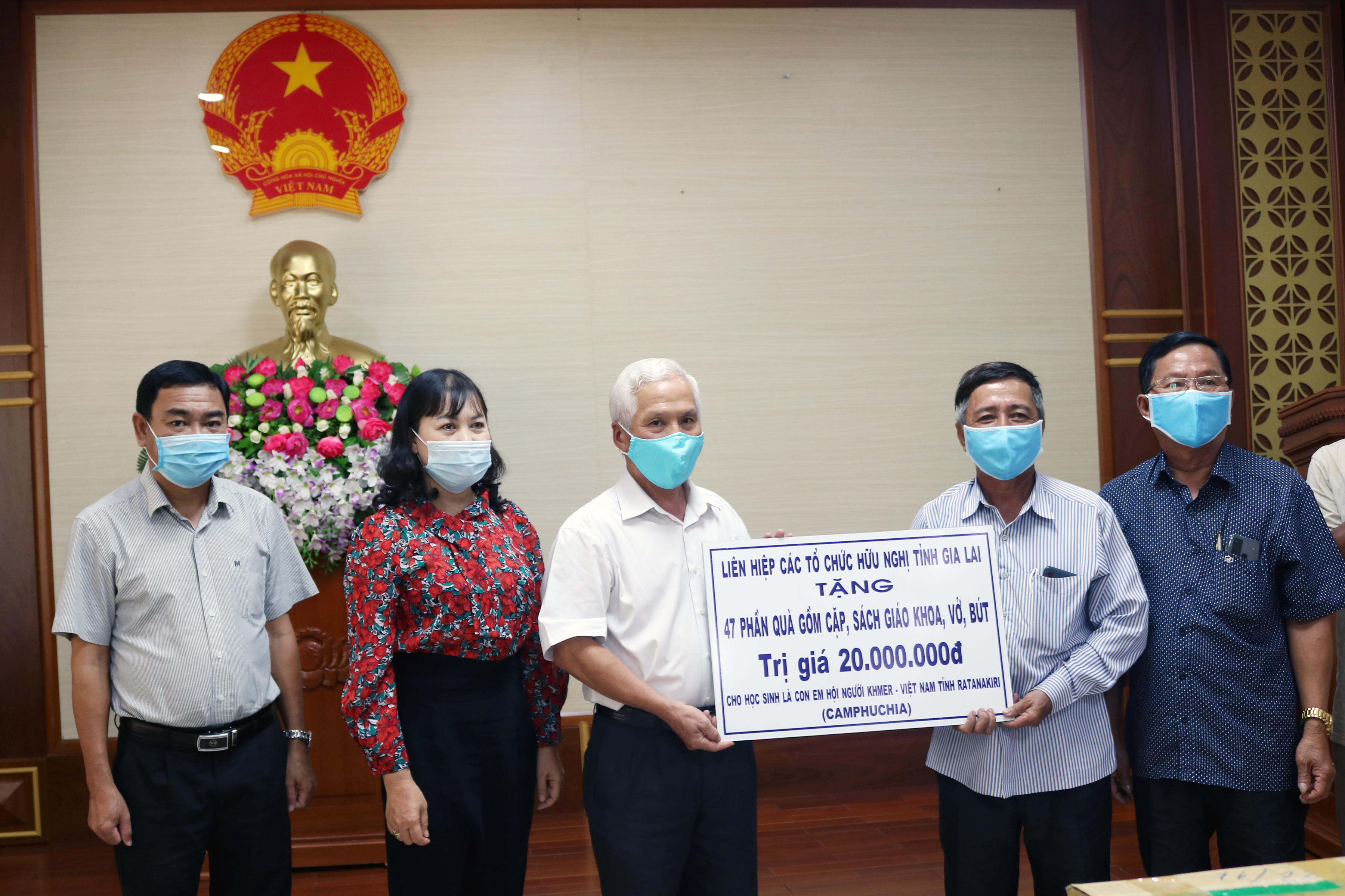 Lãnh đạo Liên hiệp các tổ chức hữu nghị tỉnh Gia lai trao quà cho đại diện Hội Khmer-Việt Nam-Chi nhánh Ratanakiri (Vương quốc Campuchia).