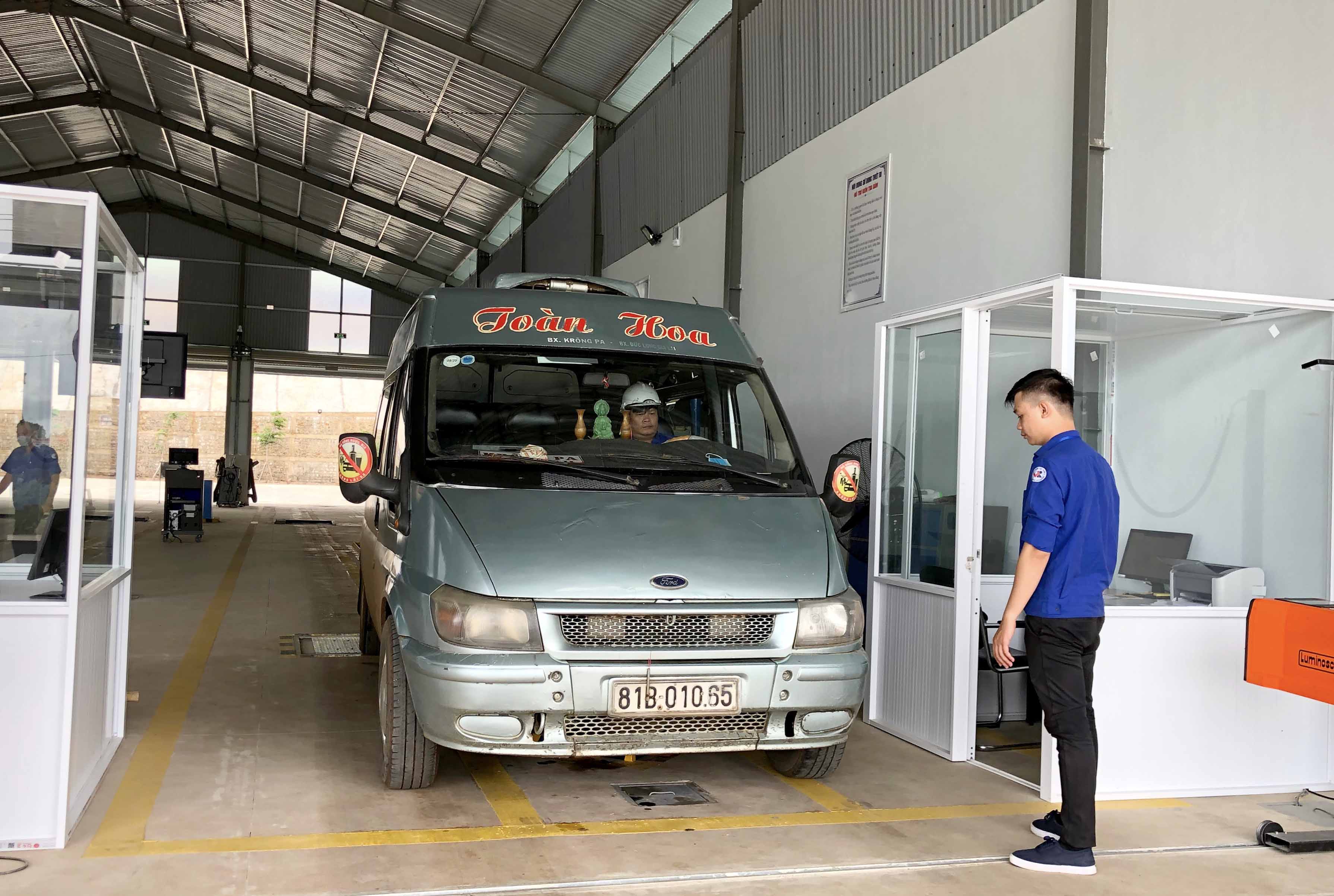 Nhân viên Công ty TNHH Đăng kiểm Cao Nguyên 81-05D kiểm định phương tiện xe khách loại 16 chỗ ngồi. Ảnh: Lê Hòa 