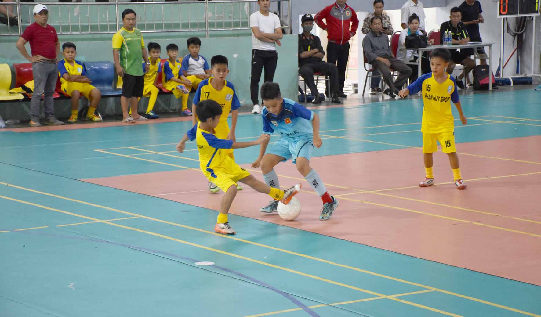 Trận chung kết giữa 2 đội Pleiku School FC và Phan Huy Sport. Ảnh: Hà Phương 