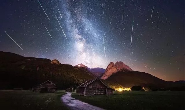 Mưa sao băng Perseid nhìn thấy trên dãy Alps vào năm 2018. Ảnh: Getty Images.