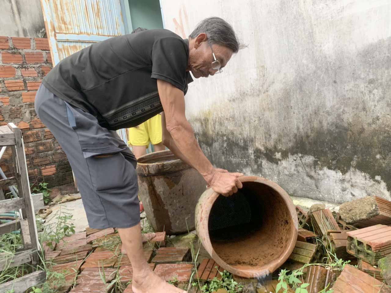 Người dân huyện Ia Pa vệ sinh chum vại chứa nước để diệt lăng quăng/bọ gậy phòng-chống SXH. Ảnh: Vũ Chi 
