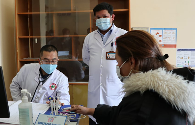 Bác sĩ sàng lọc nCoV tại bệnh viện đa khoa Lâm Đồng. Ảnh: Khánh Hương