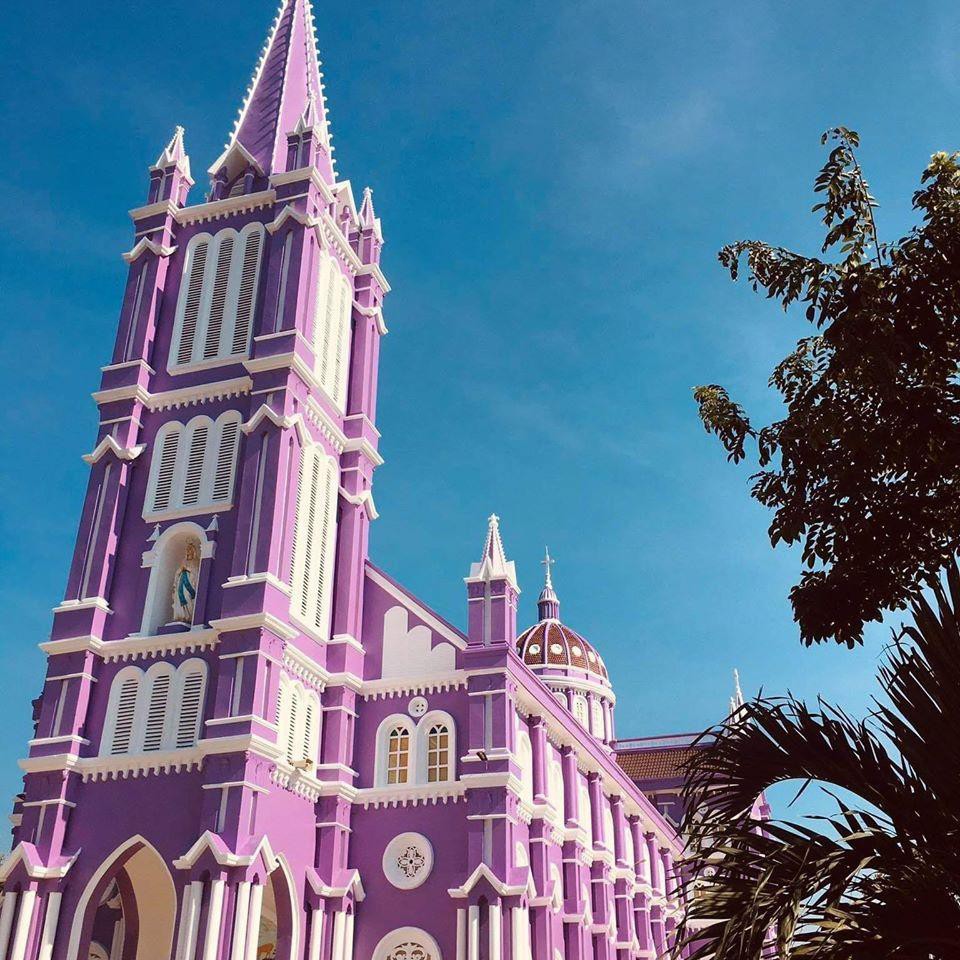 Nhà thờ màu tím, hồng nổi bật giữa nền trời ở Nghệ An Ảnh 1