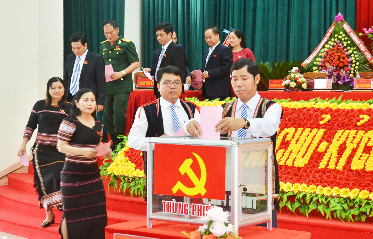 Ông Trần Minh Sơn (bìa phải) được bầu giữ chức Bí thư Huyện ủy Chư Păh nhiệm kỳ 2020-2025. Ảnh: Phương Linh