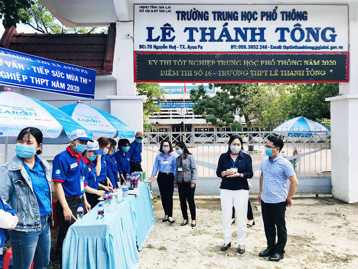 Đồng chí Huỳnh Nữ Thu Hà-Phó Chủ tịch tỉnh Gia Lai làm trưởng đoàn đã đến kiểm tra công tác tổ chức thi tại các điểm thi huyện Phú Thiện, thị xã Ayun Pa.