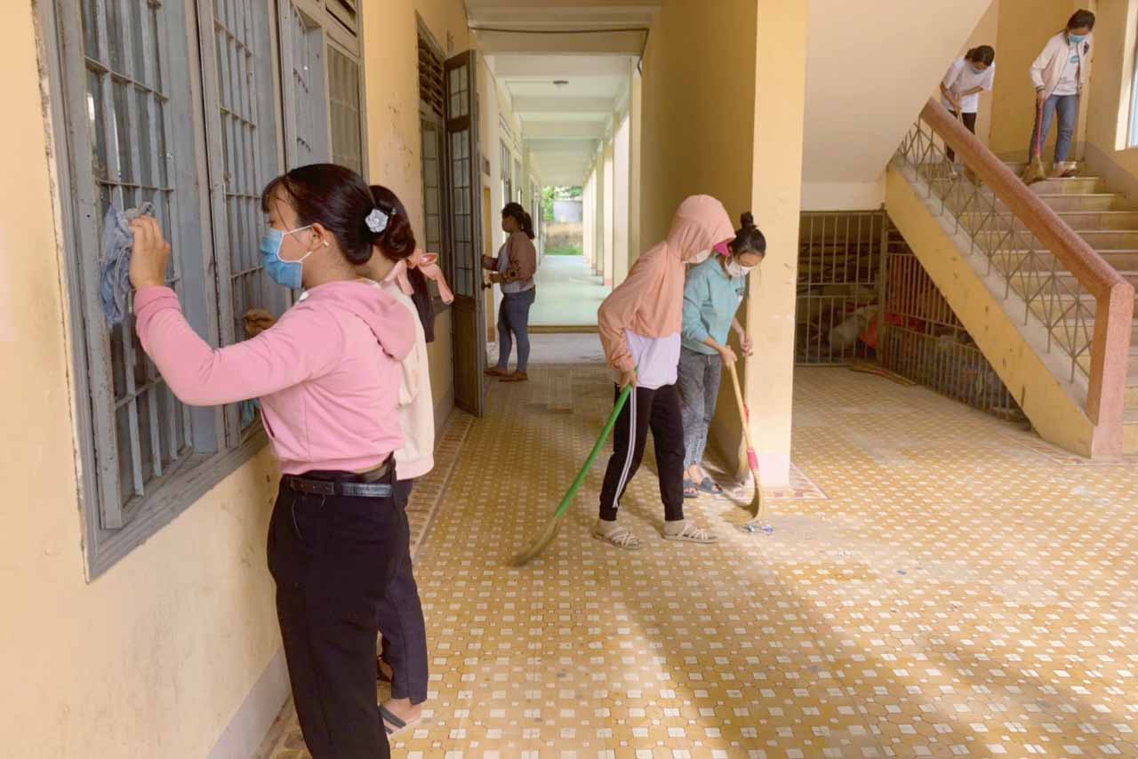 Học sinh Trường THPT Trần Quốc Tuấn (thị trấn Phú Thiện, huyện Phú Thiện) dọn vệ sinh trường lớp chuẩn bị kỳ thi tốt nghiệp THPT. Ảnh: Vũ Chi