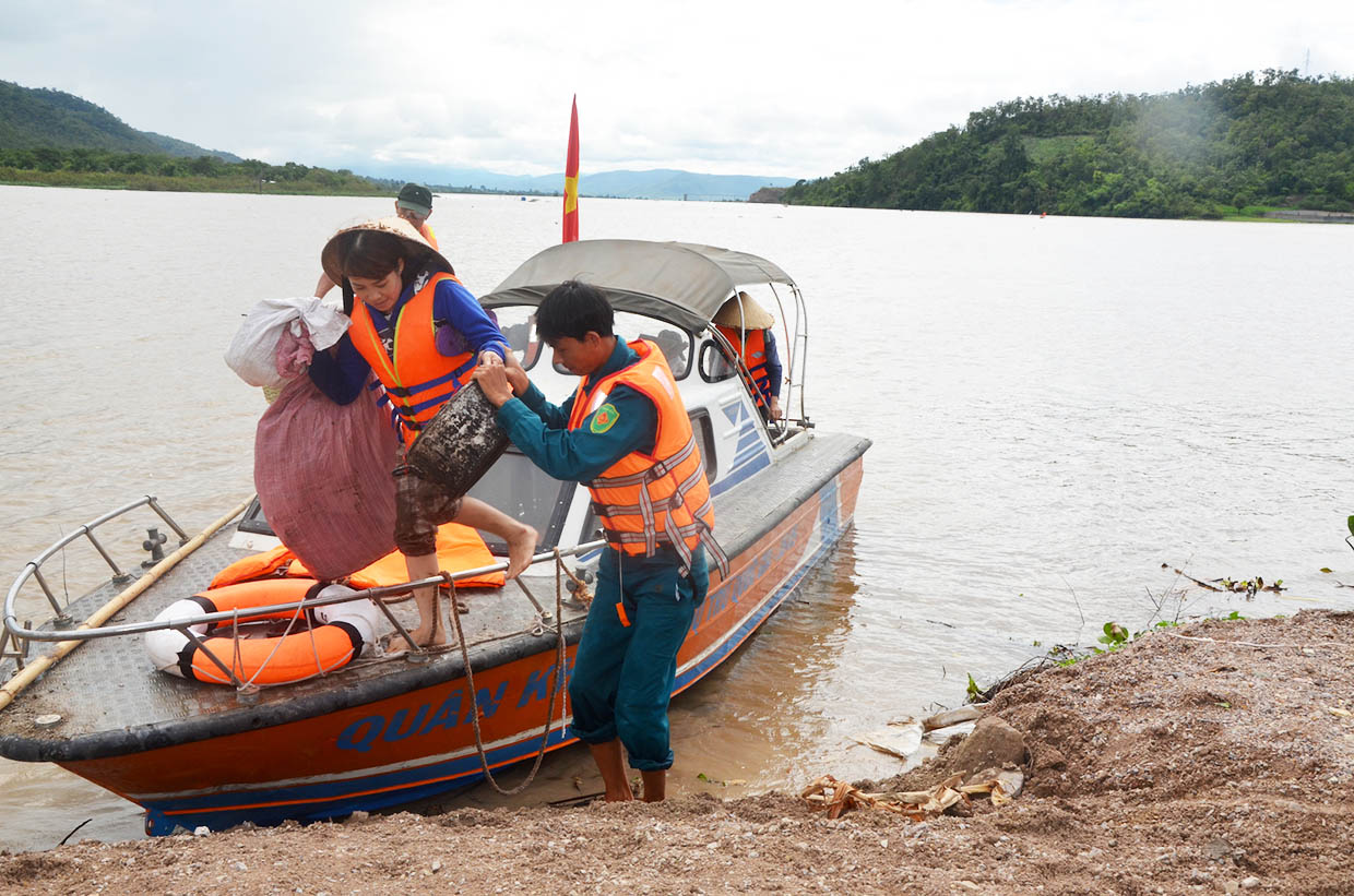  Diễn tập phòng-chống thiên tai và tìm kiếm cứu nạn trên sông Ba (thị xã Ayun Pa). Ảnh: ĐỨC PHƯƠNG