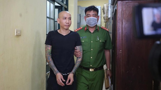 Phú Lê tại cơ quan điều tra /// Ảnh Trần Cường