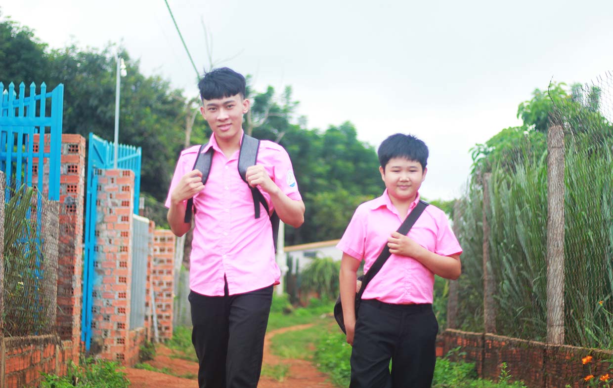 Em Trịnh Quang Toàn (bìa trái) và em Nguyễn Anh Hào là đôi bạn thân thiết trong học tập- Ảnh TB