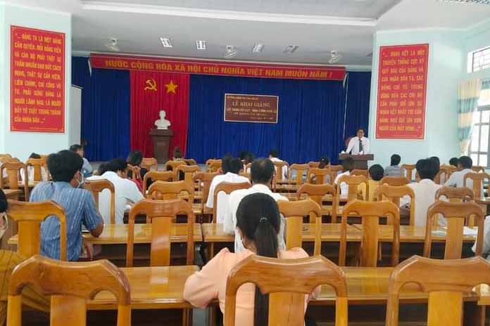 Khai giảng lớp Trung cấp lý luận chính trị dành cho cán bộ, công chức trên địa bàn huyện Ia Pa. Ảnh: Vũ Chi