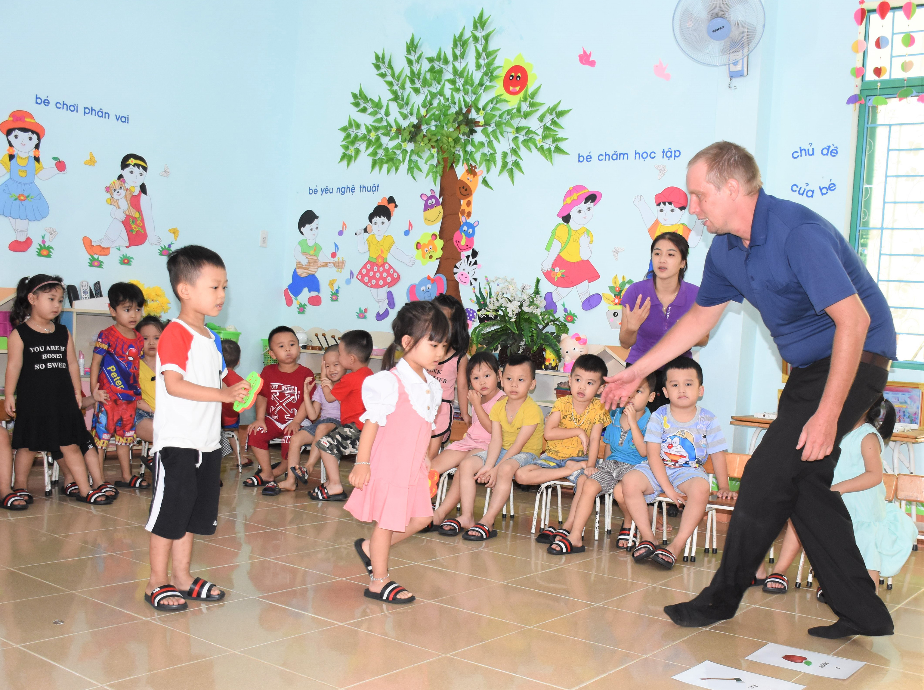 Học sinh Trường Mầm non Hoa Hồng (phường Hội Thương, TP. Pleiku) hào hứng trong giờ học tiếng Anh với giáo viên người nước ngoài. Ảnh: Mai Ka