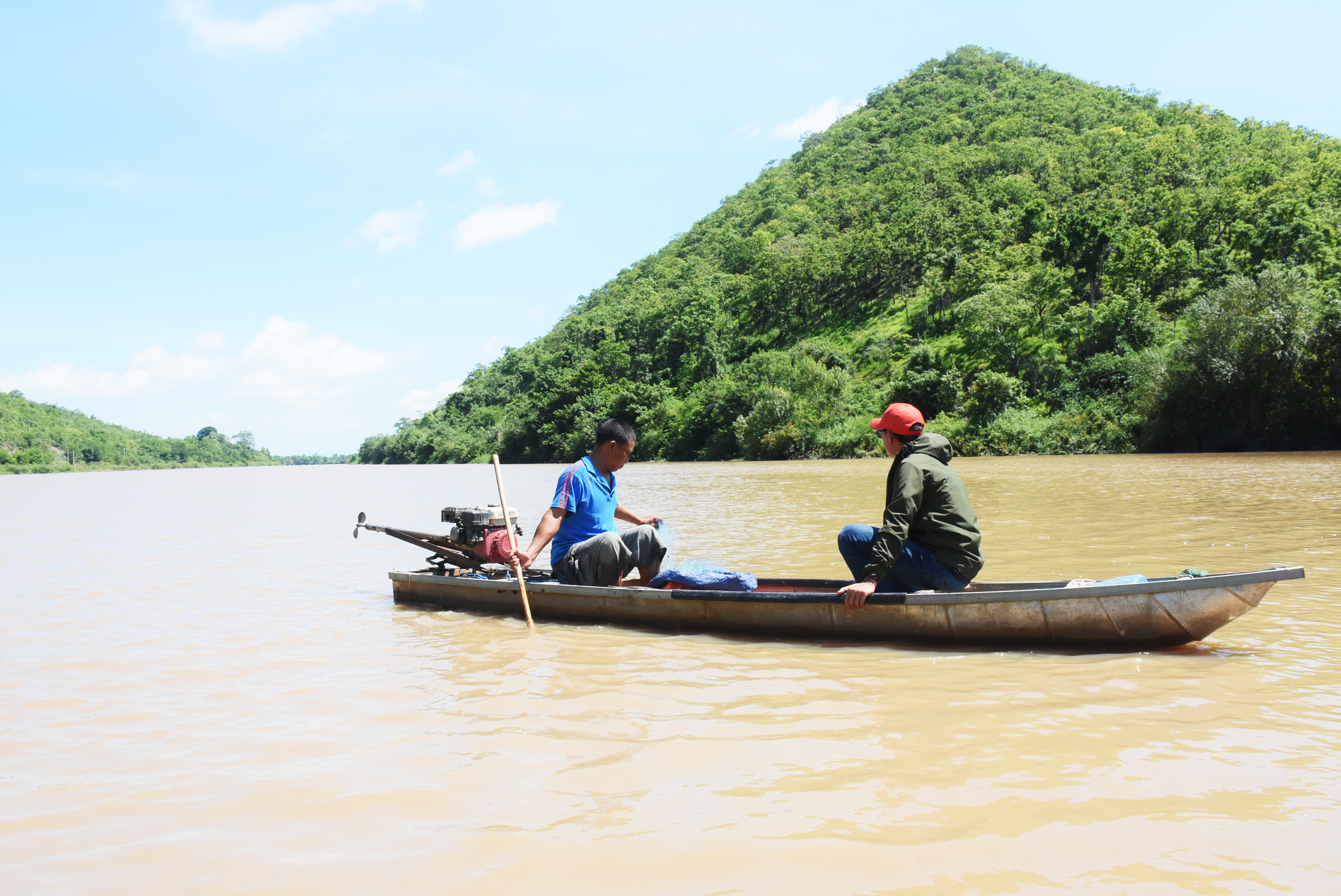 Vì mưu sinh, một số hộ dân trên địa bàn xã Ia Rtô (thị xã Ayun Pa) gắn bó với nghề lưới cá chốt ở đoạn sông Ba gần đèo Tô Na. Ảnh: Minh Nguyễn