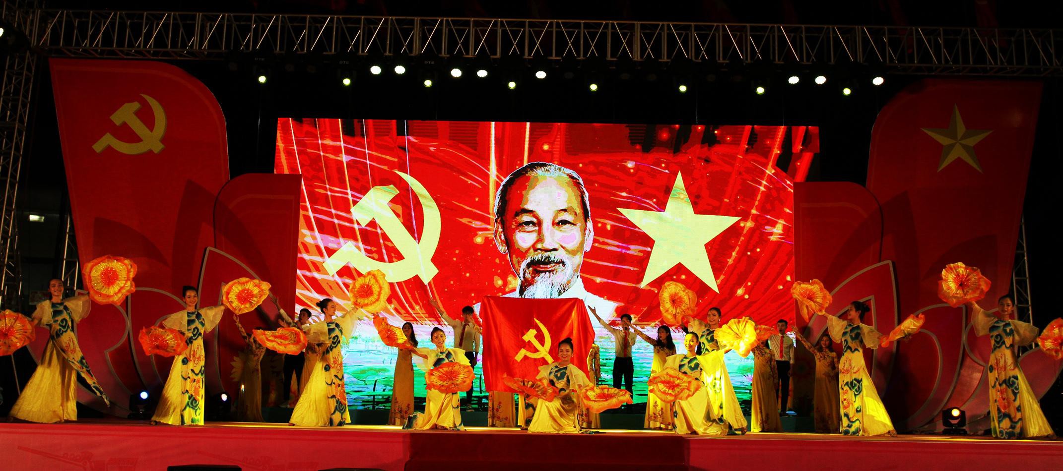 Chương trình nghệ thuật 'Tuổi trẻ Quảng Ninh tự hào tiến bước dưới cờ Đảng' Ảnh 1