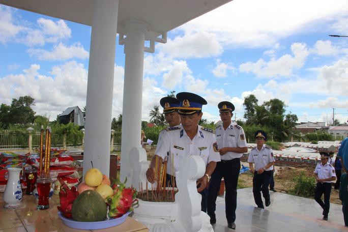 Trao 2.000 lá cờ Tổ quốc cho ngư dân huyện An Minh Ảnh 12