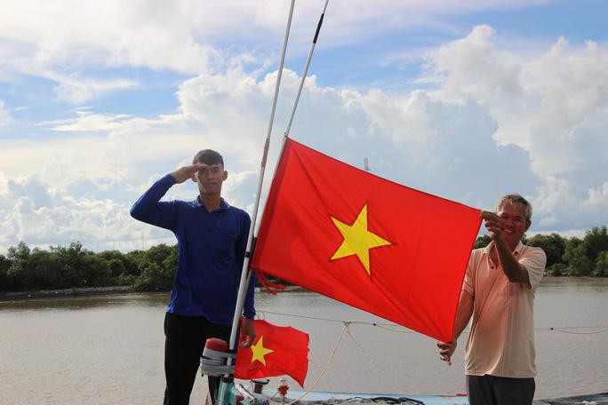 Trao 2.000 lá cờ Tổ quốc cho ngư dân huyện An Minh Ảnh 8