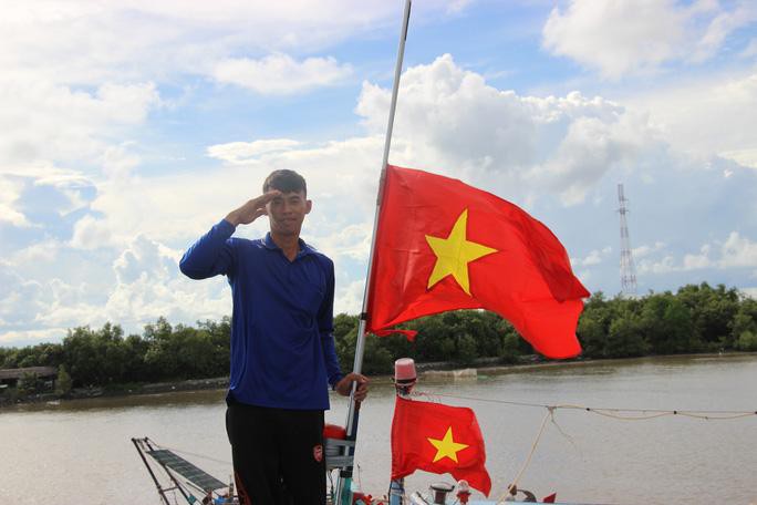 Trao 2.000 lá cờ Tổ quốc cho ngư dân huyện An Minh Ảnh 9