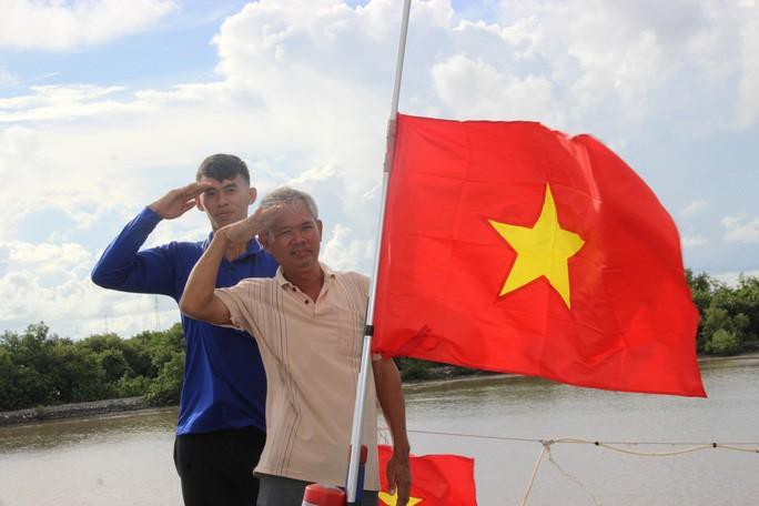 Trao 2.000 lá cờ Tổ quốc cho ngư dân huyện An Minh Ảnh 7