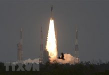 Tàu vũ trụ Chandrayaan-2 rời khỏi bệ phóng tại trung tâm vũ trụ ở Sriharikota, đảo ngoài khơi bờ biển phía Nam bang Andhra Pradesh, ngày 22/7/2019. (Ảnh: AFP/TTXVN)
