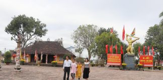 Người dân tham quan quần thể di tích lịch sử-văn hóa Tây Sơn Thượng đạo. Ảnh: Nguyễn Quang 