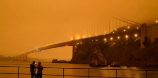 Cầu Cổng vàng bị bao phủ bởi khói hôm 9-9. Ảnh: AP