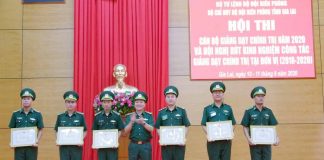 Đại tá Nguyễn Văn Nghị-Phó Chính ủy BĐBP trao giấy khen cho các thí sinh đạt giải. Ảnh: Anh Huy 