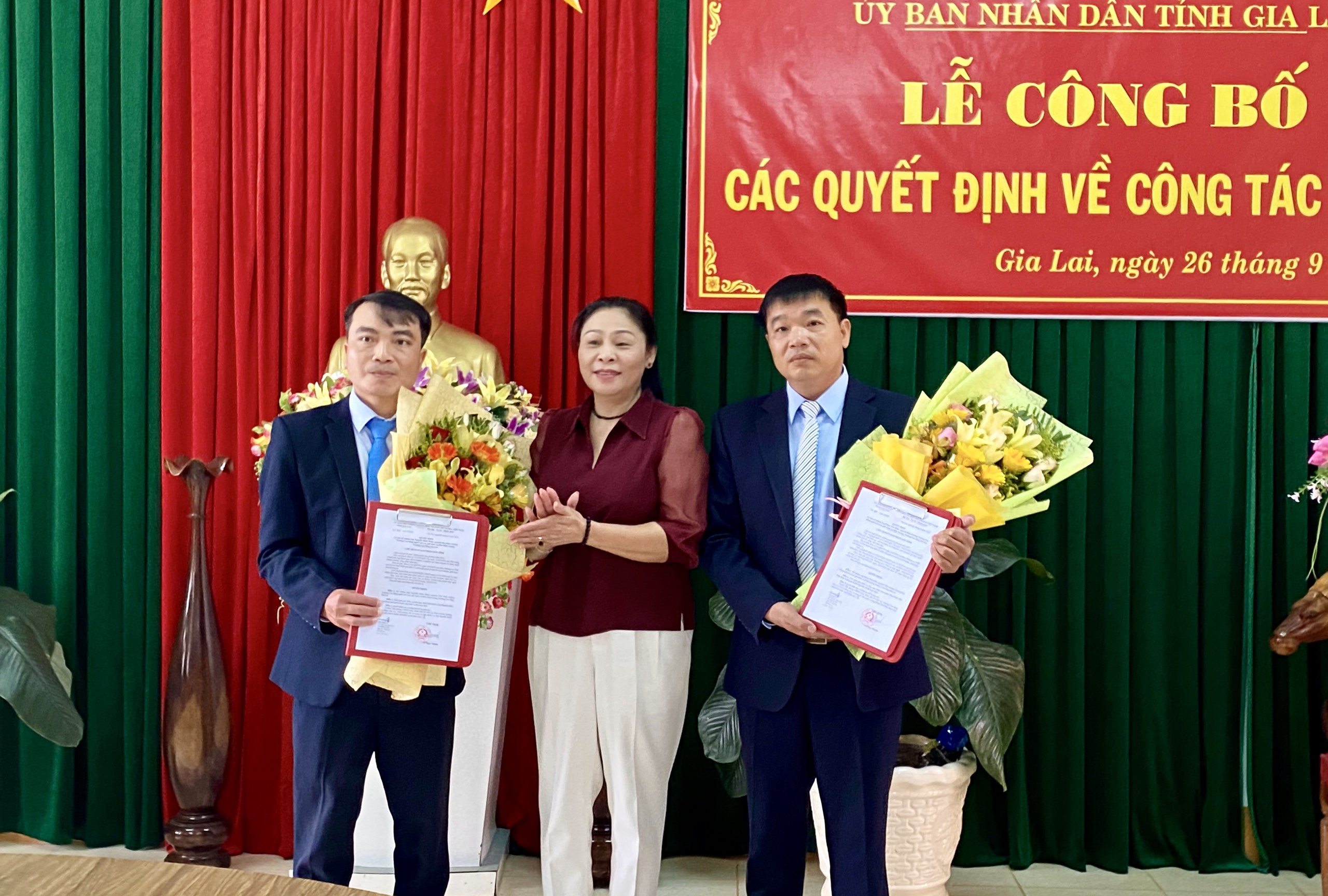 Phó Chủ tịch UBND tỉnh Huỳnh Nữ Thu Hà trao quyết định bổ nhiệm Hiệu trưởng và Phó hiệu trưởng Trường Cao đẳng Gia Lai. Ảnh: Mộc Trà