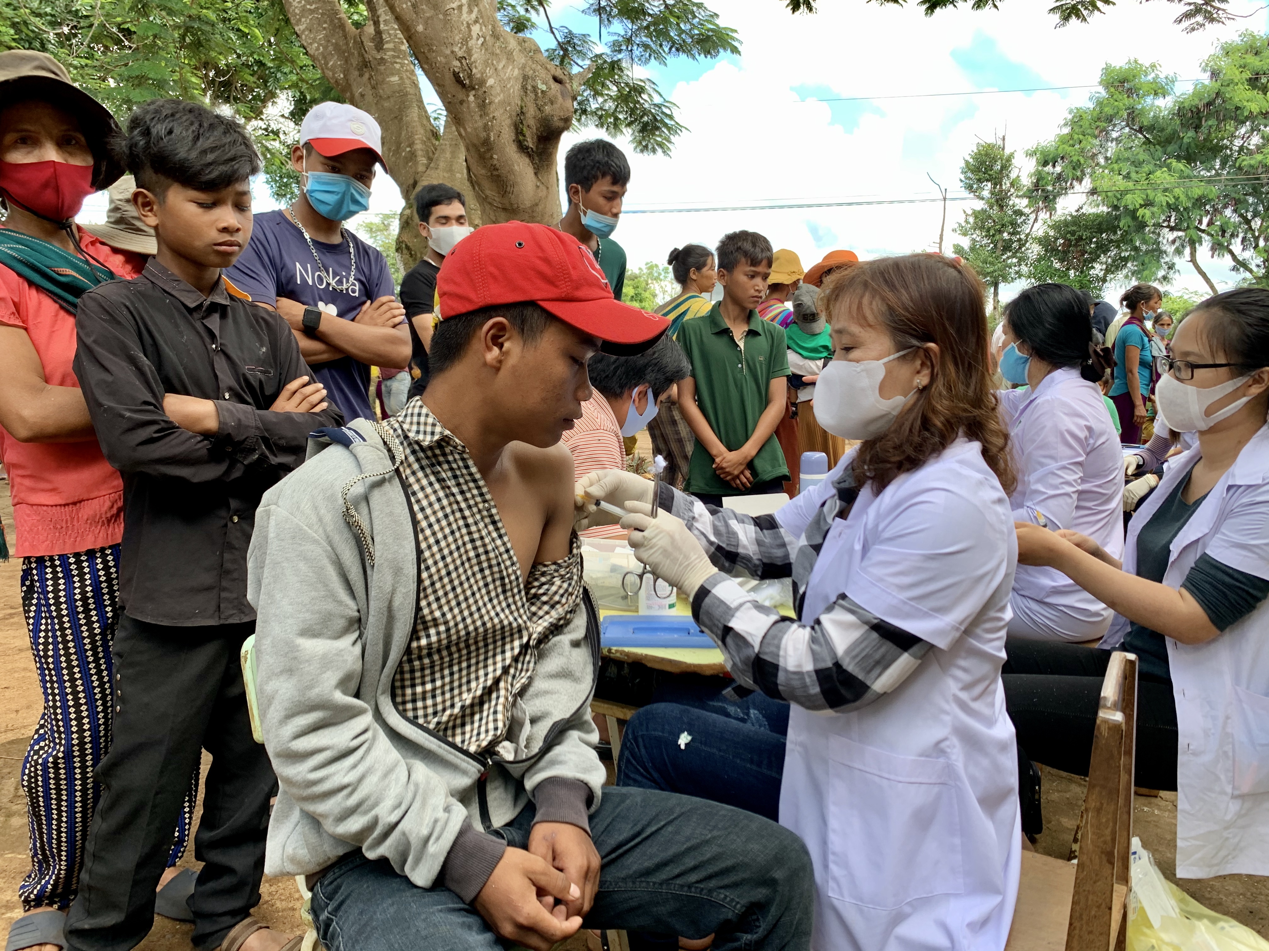 Tiêm vắc xin phòng bệnh bạch hầu cho người dân tại huyện Đak Đoa. Ảnh: Như Nguyện