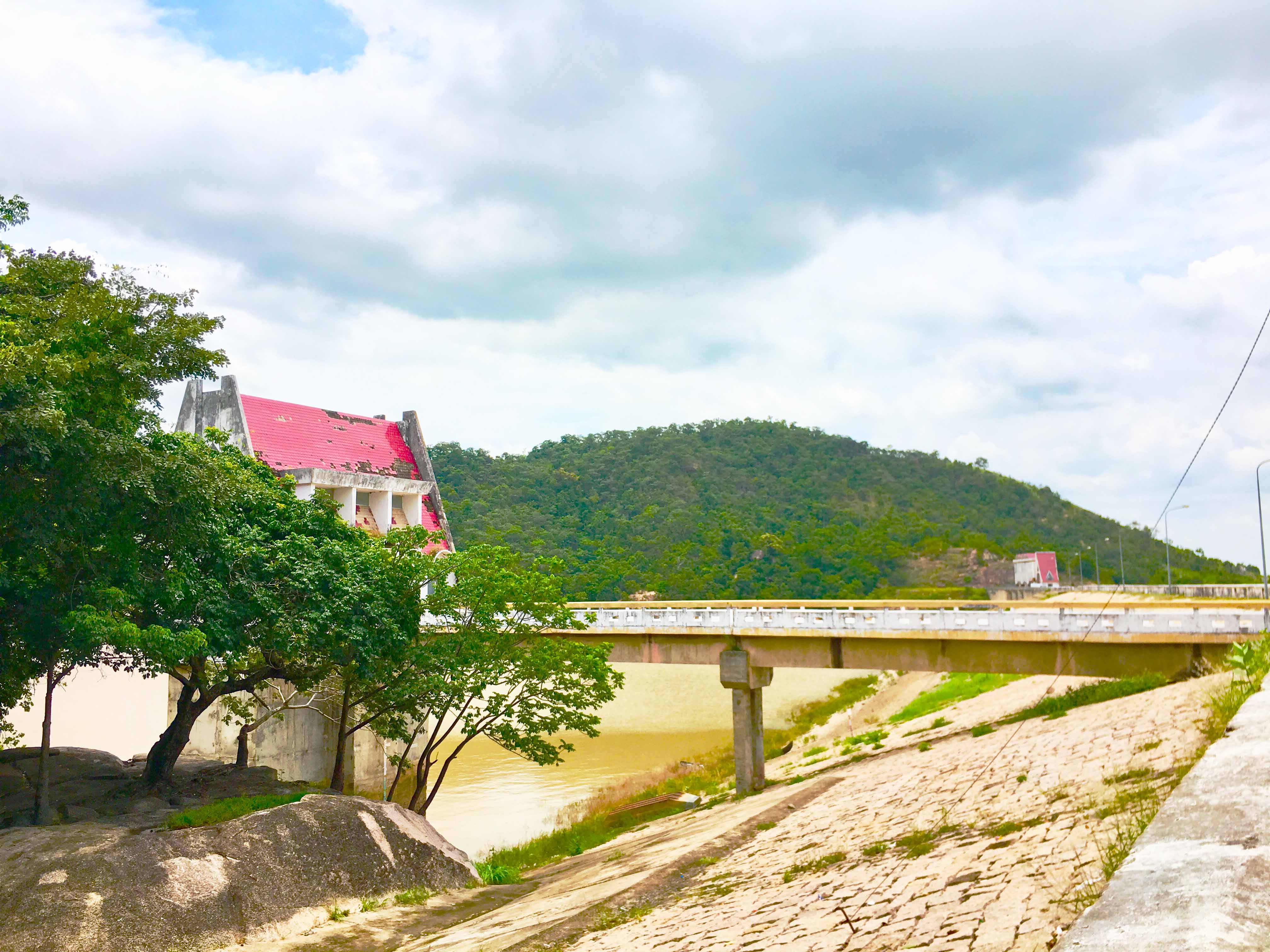 Hồ thủy lợi Ayun Hạ được hình thành khi chặn dòng sông Ayun vào đầu năm 1994. Đập chính và cửa cấp nước của công trình hồ thủy lợi Ayun Hạ nằm trên địa bàn xã Chư A Thai (huyện Phú Thiện), còn vùng ngập chính của hồ thuộc địa phận xã Hbông (huyện Chư Sê). Giờ đây, hồ Ayun Hạ trở thành một thắng cảnh thu hút khách du lịch của huyện Phú Thiện.