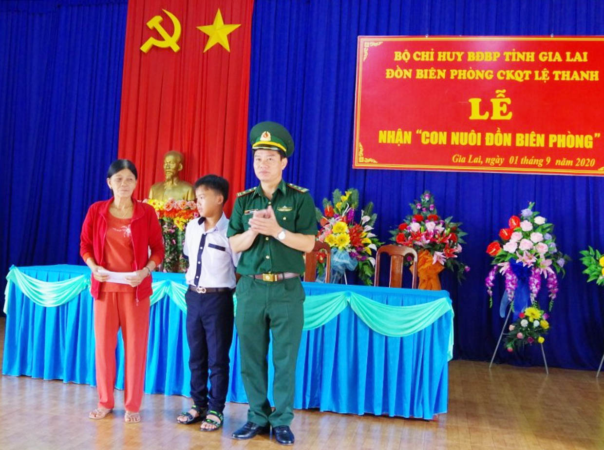 11Đồn Biên phòng CKQTLT nhận con nuôi