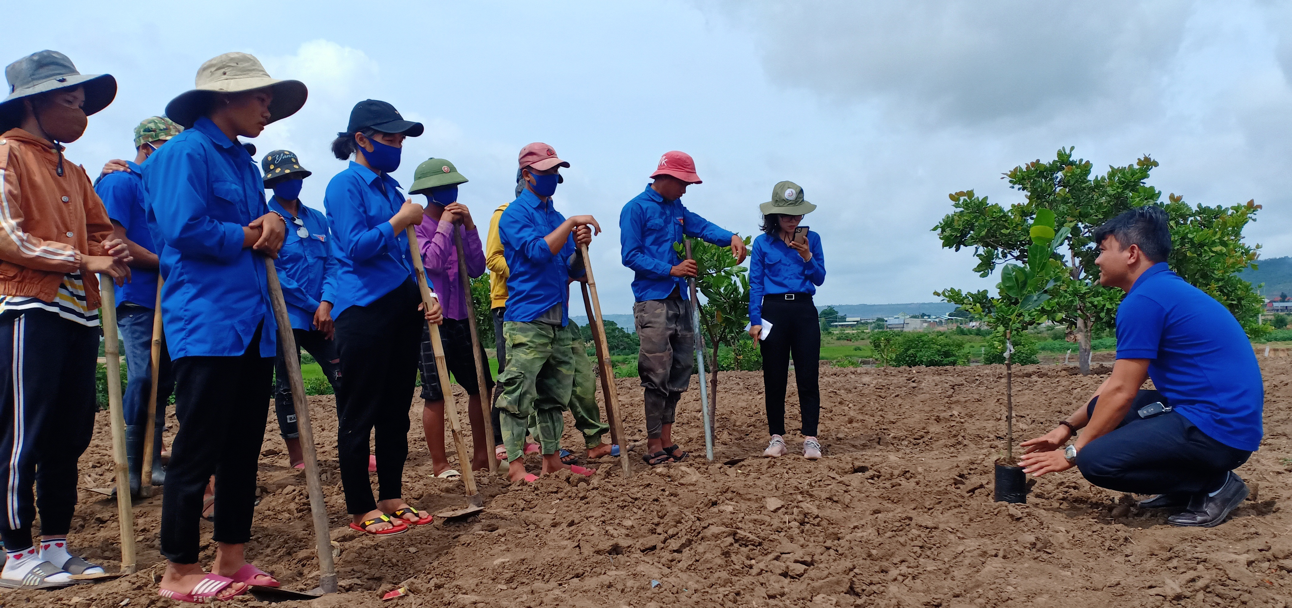 Hướng dẫn kỹ thuật chăm sóc cây mít Thái cho thanh niên làng Trớ (xã Chư A Thai, huyện Phú Thiện). Ảnh: Ksor H'Uyên