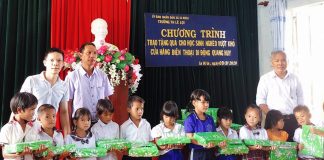  Lãnh đạo xã Ia Krai trao tặng quà cho các học sinh nghèo. Ảnh: Nguyễn Tú